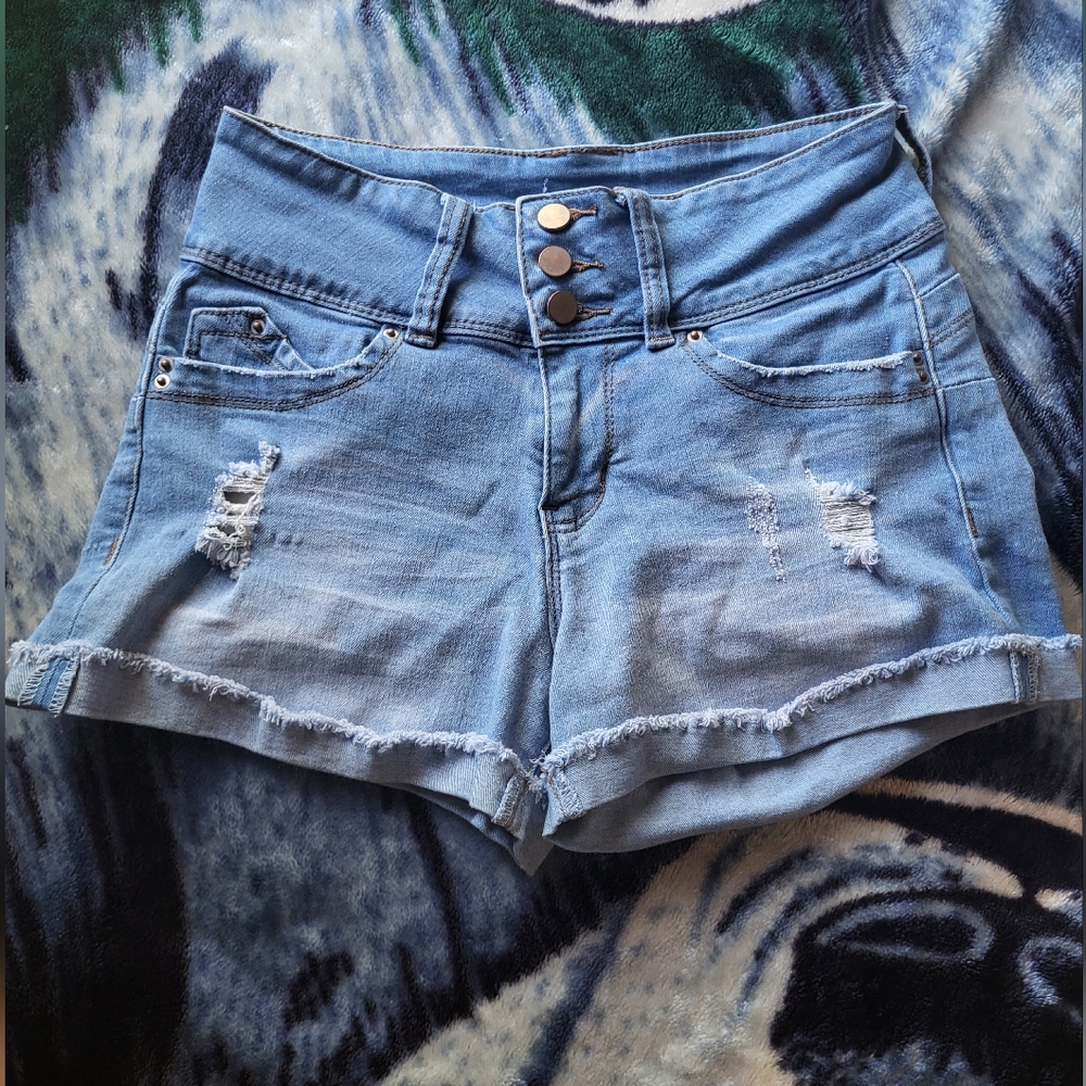 Three buttoned high rise blue Jean shorts